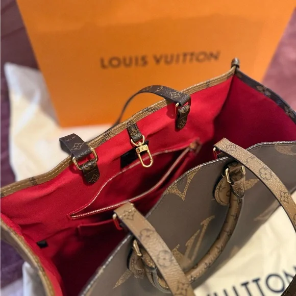 Louis Vuitton OnTheGo MM Bag - Picture 4 of 9
